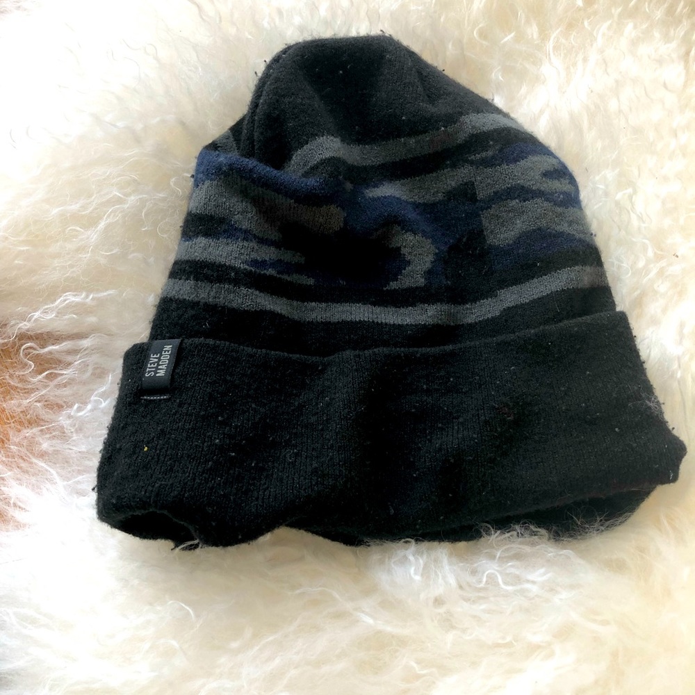 9/10 Steve Madden men’s winter camo acrylic toque universal sizing!!
